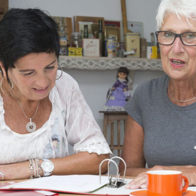 Twee dames die administratie doen