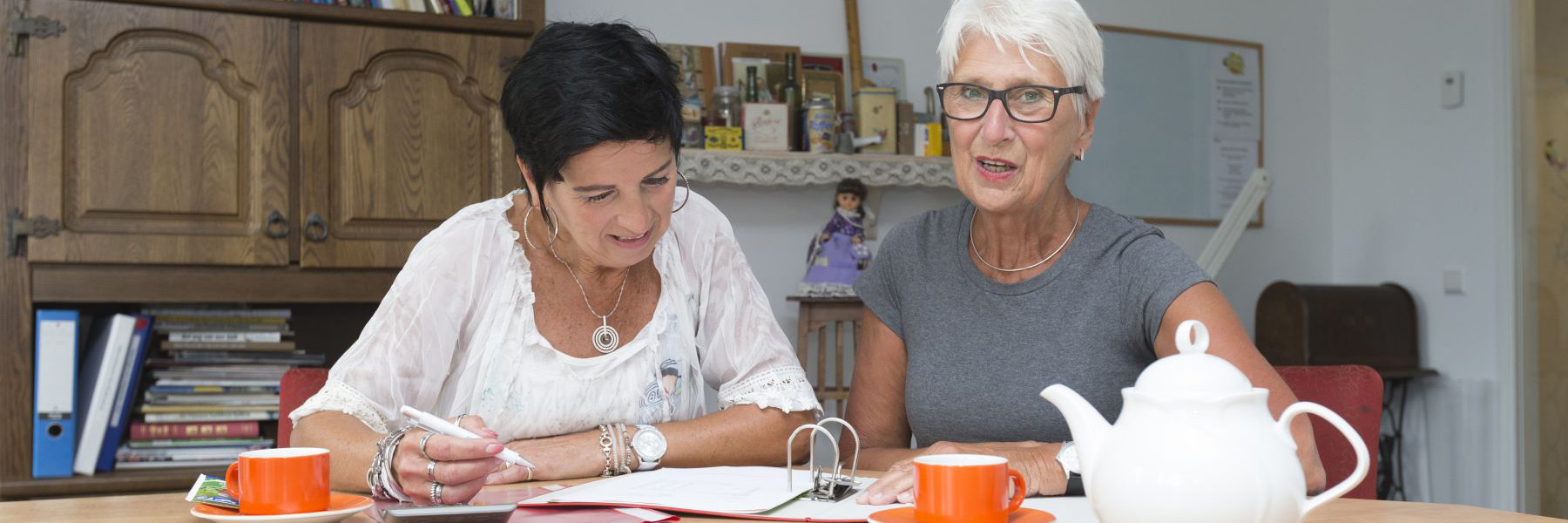 Twee dames die administratie doen