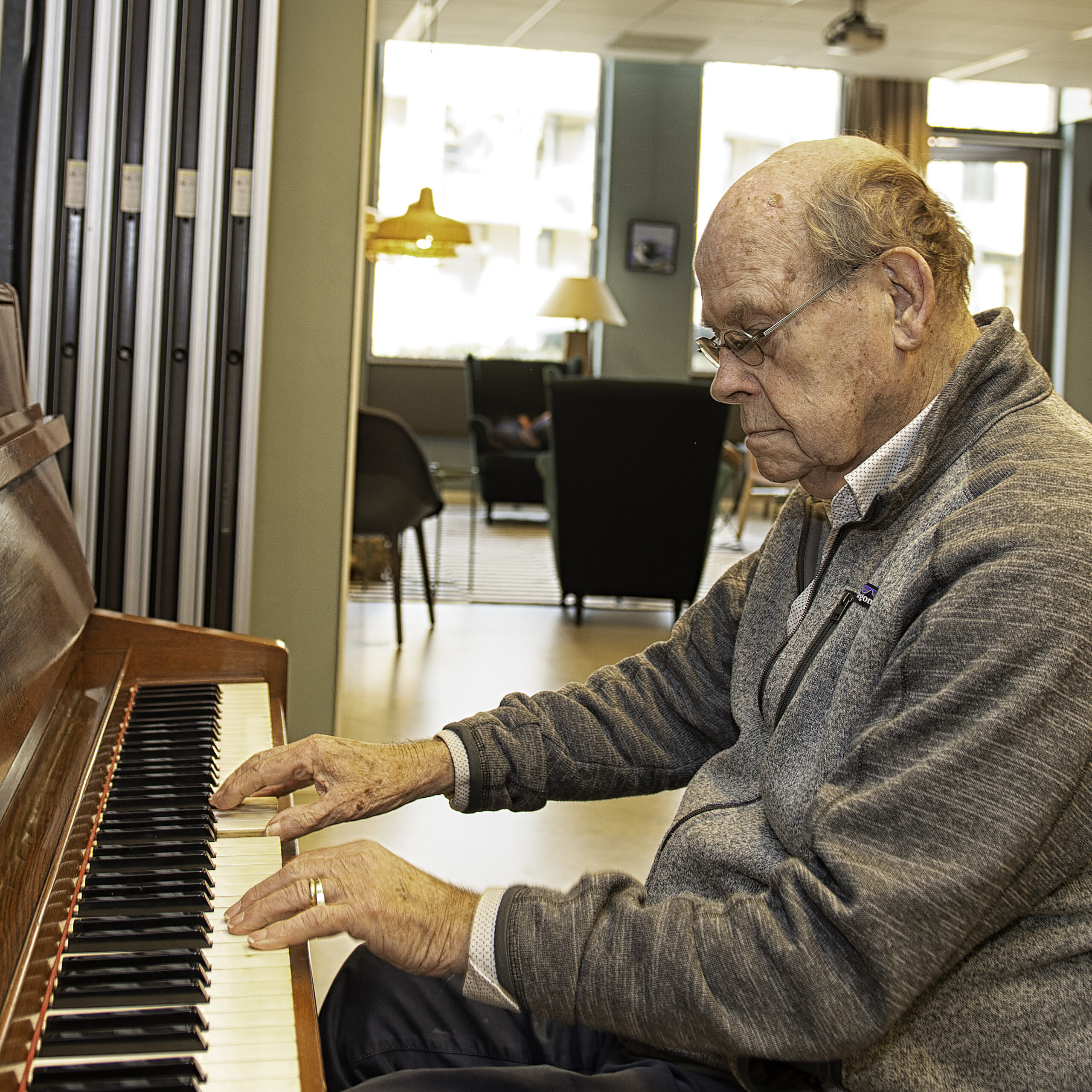 Oudere man speelt piano