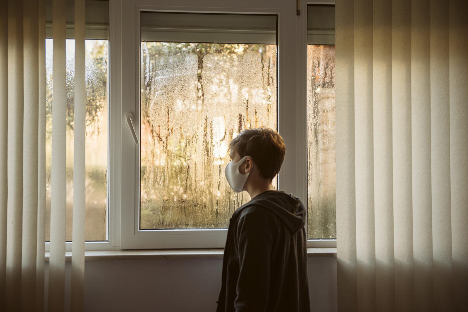 jongen kijkt naar buiten