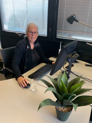 Noor achter haar bureau