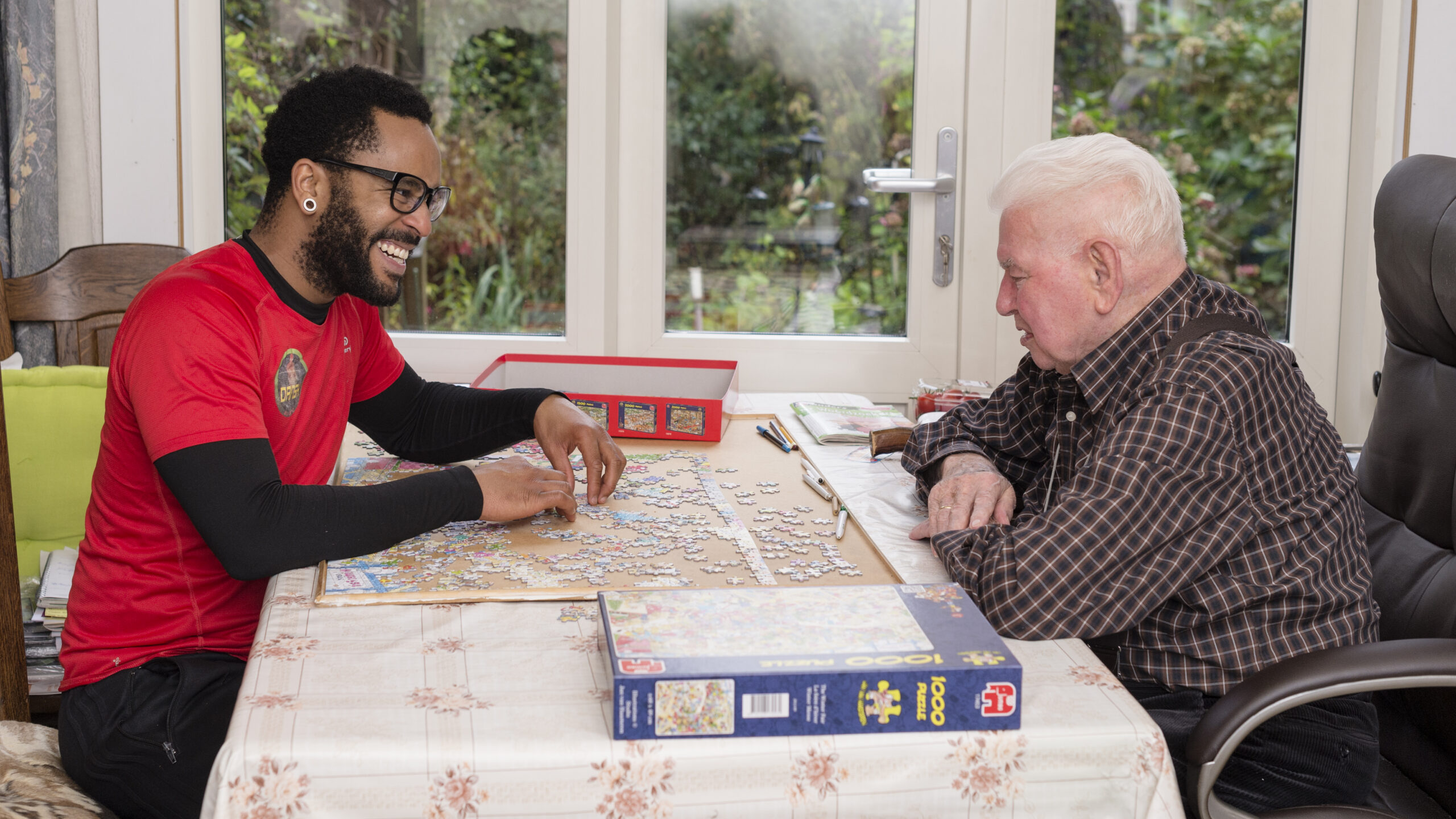 2 mannen doen een spelletje